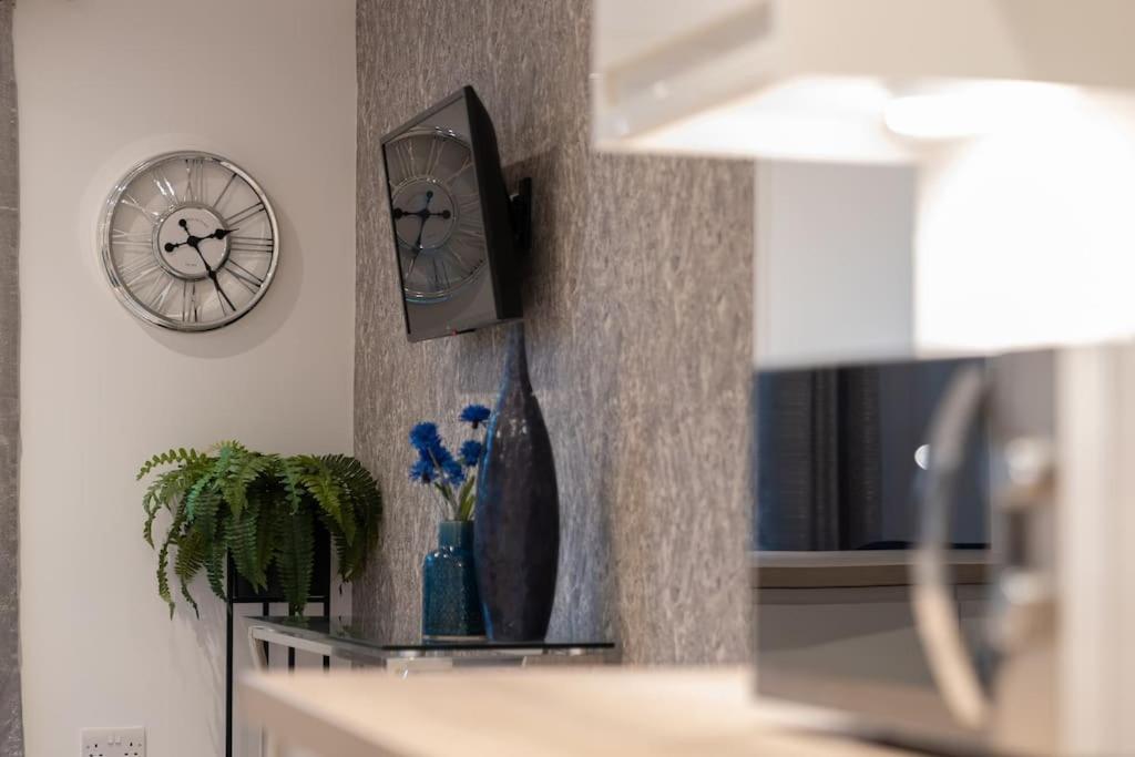 Luxury Living Away From Home Redhill  Exterior photo