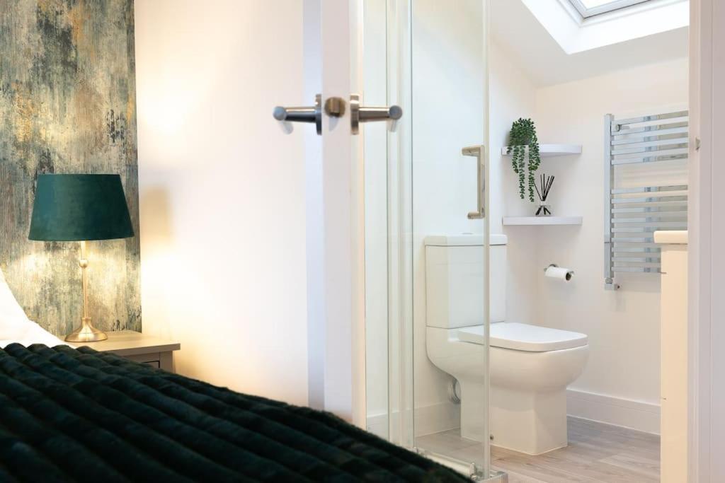 Luxury Living Away From Home Redhill  Exterior photo