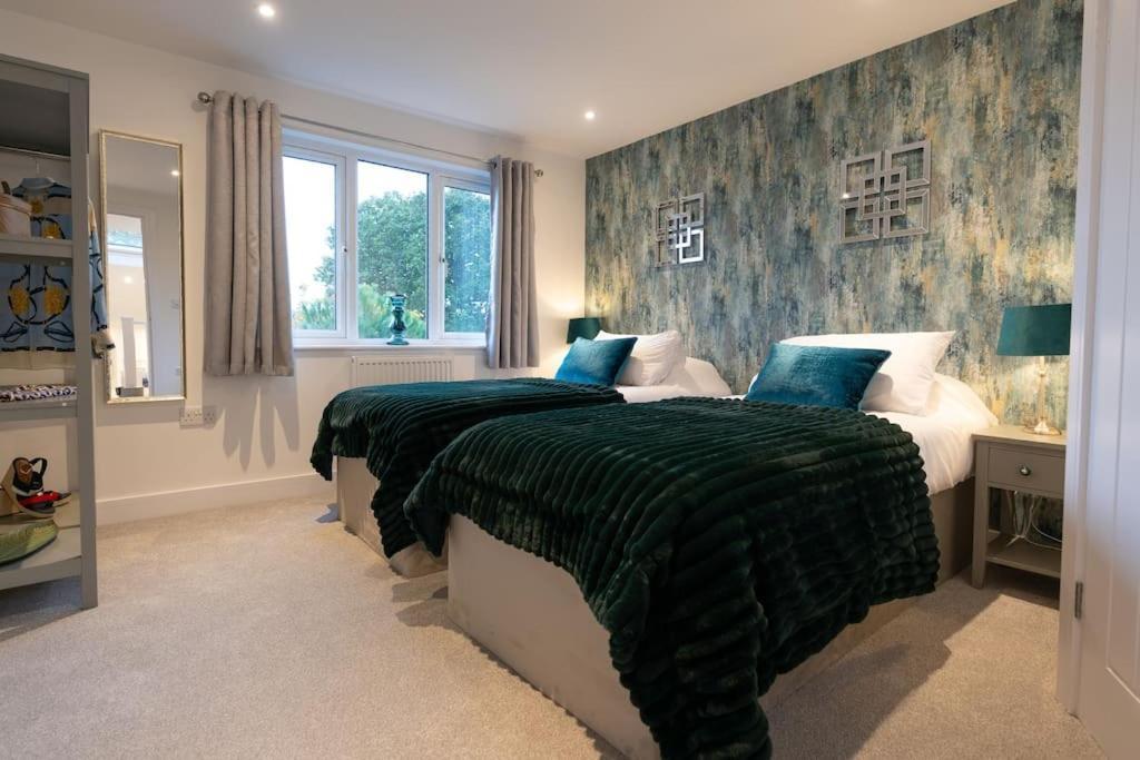 Luxury Living Away From Home Redhill  Exterior photo